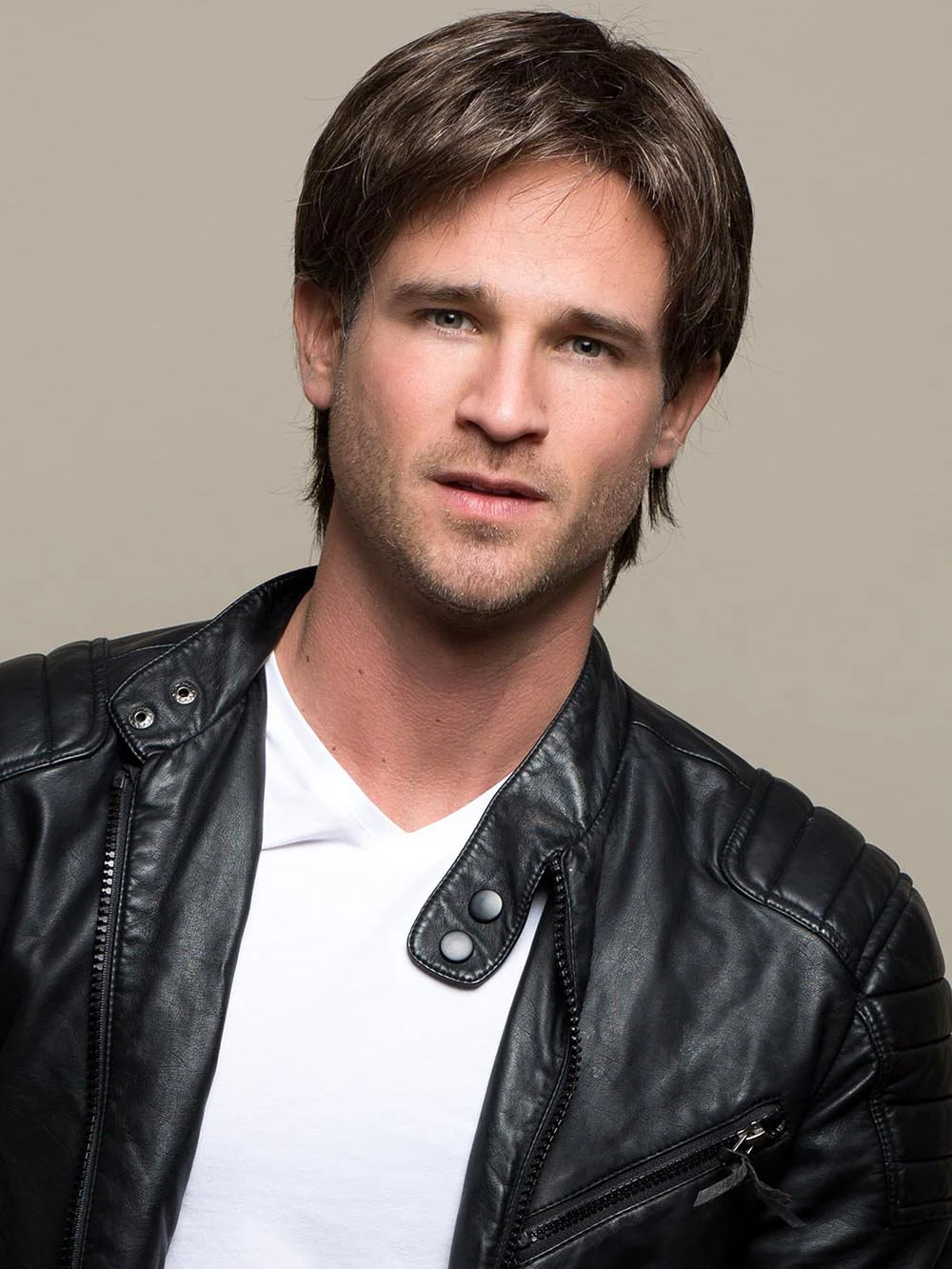 Roger Sport 2.0 | Synthetic Lace Front Men's Wig (Hand-Tied) | DISCONTINUED - Image 2